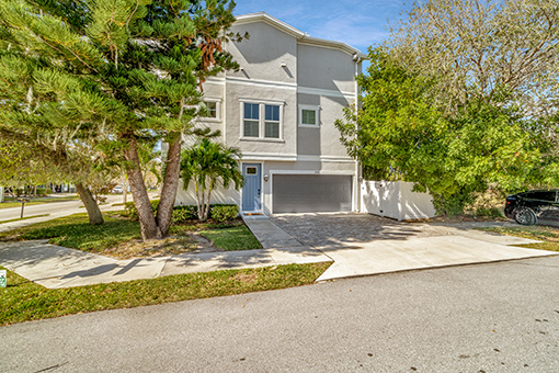 Exterior Shot of a Property in Tampa, FL Taken by Photographer Expert in Zillow Listings