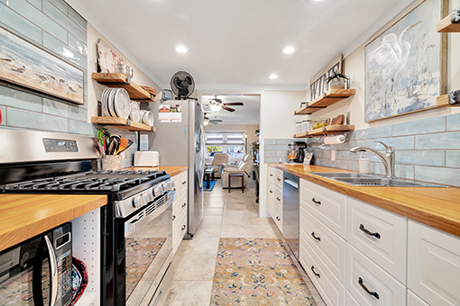 Real Estate Photographer's Shot of a Kitchen in Tarpon Springs, Pinellas County